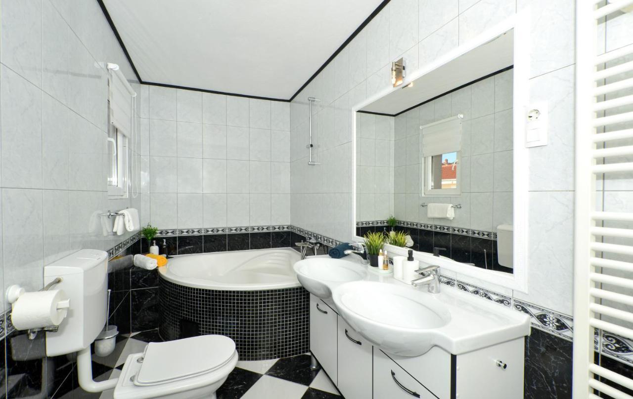 Copacabana Beach Apartments Trogir Extérieur photo
