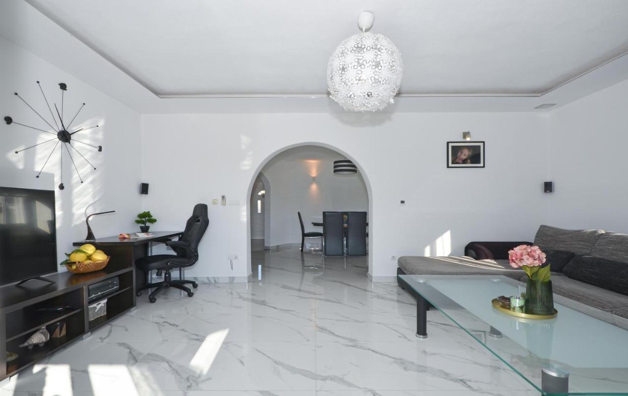 Copacabana Beach Apartments Trogir Extérieur photo