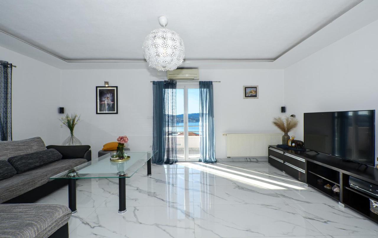 Copacabana Beach Apartments Trogir Extérieur photo